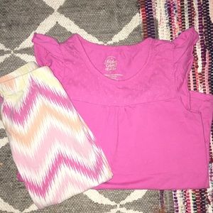 A pink shirt and colorful tights matching set😃